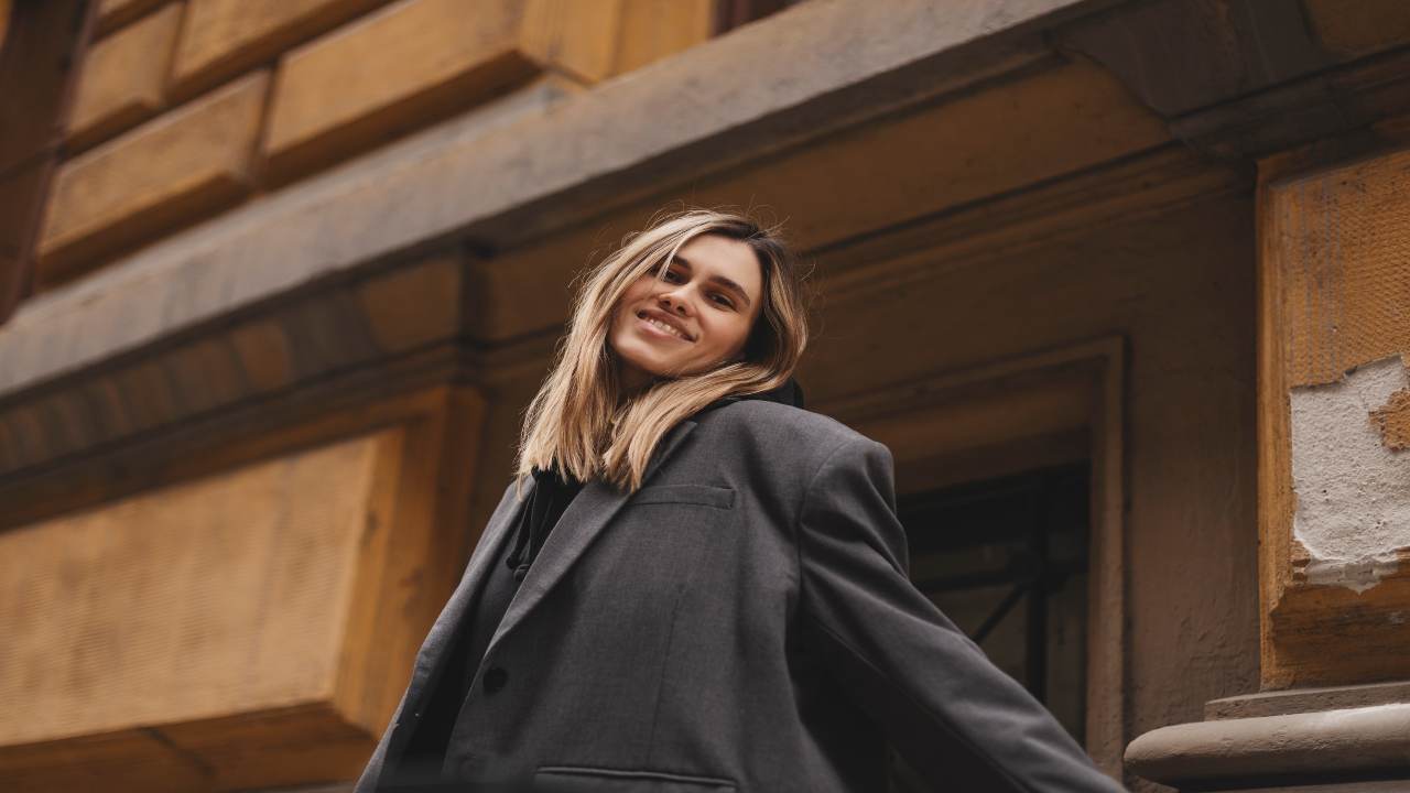 4 outfit con un blazer grigio